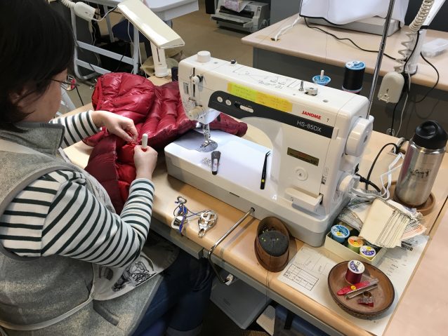 ダウン製品の充て布修理。修理箇所が縫い目部分に近かったため、一度縫い目を解いて生地をしつけている。 写真:パタゴニア日本支社