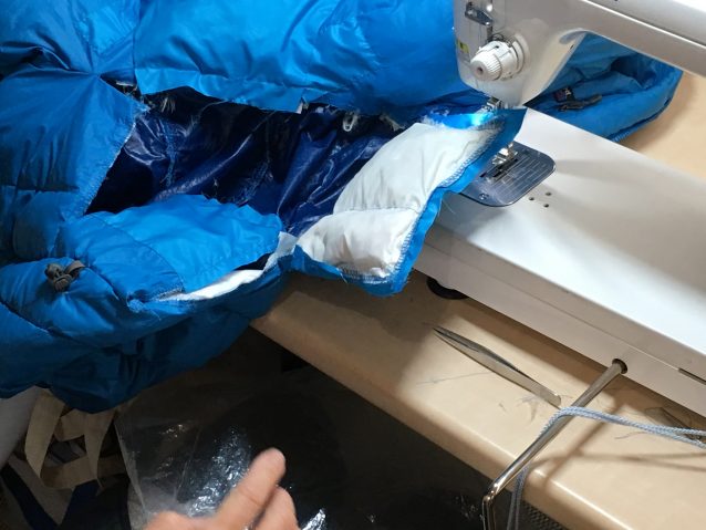 充て布修理。生地パーツが重なる部分は、複数の縫い目を考慮しながら修理する必要がある。一度縫製を解き、下の生地と充て布も一緒に縫うことで、強度と仕上がりの美しさが保たれる。 写真:パタゴニア日本支社
