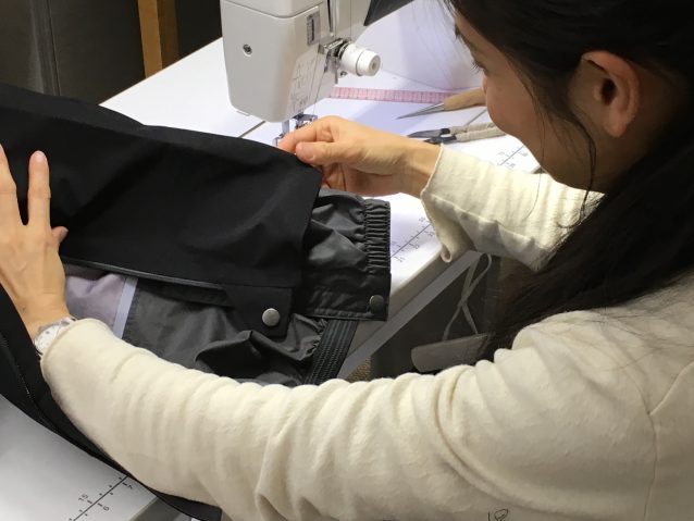 購入されたばかりのお客様から承ったスノーパンツの裾上げ。製品の構造を確認しながら、仕上がりイメージを考える。 写真:パタゴニア日本支社