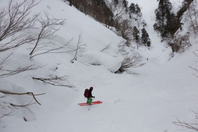 雪崩の恐怖に脅えながら、深いルンゼ内を迅速に進む