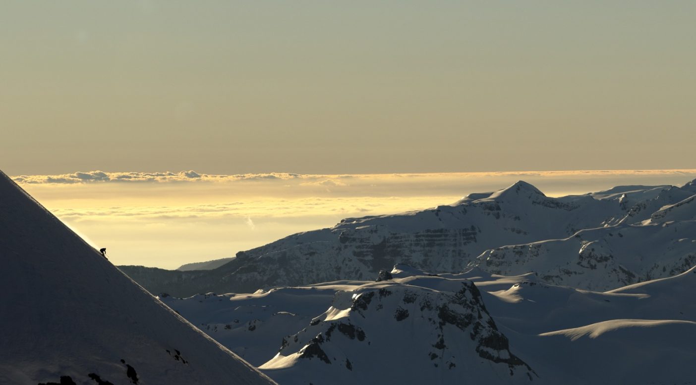 夕陽に染まるアンデス山脈の美しさに時間も忘れて滑り込む。 写真:布施 智基