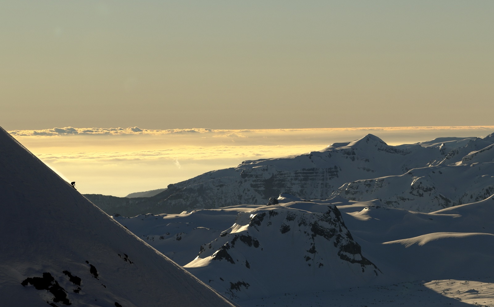 夕陽に染まるアンデス山脈の美しさに時間も忘れて滑り込む。 写真:布施 智基