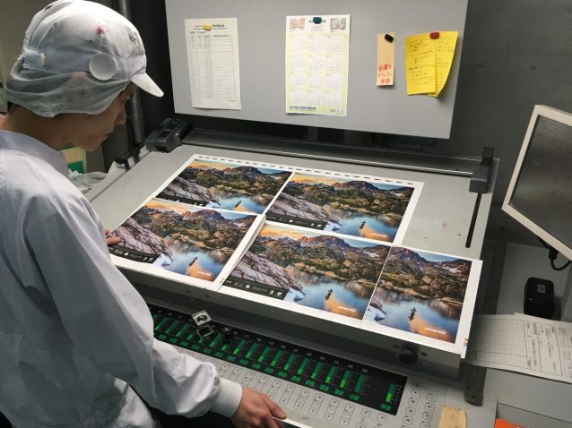 印刷前の本機色校正。写真が美しいパタゴニアのルックブックには微妙な色調整は必須。通常の線数(1インチに入る網点の数)は網点175線に対して、このカラーは240線。どれだけ印刷が精細かがわかる。写真:パタゴニア日本支社
