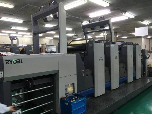 日本製のLED-UV印刷機。上部についているのが本機導入後に設置した、印刷の品質検査のためのCCDカメラ。写真:パタゴニア日本支社