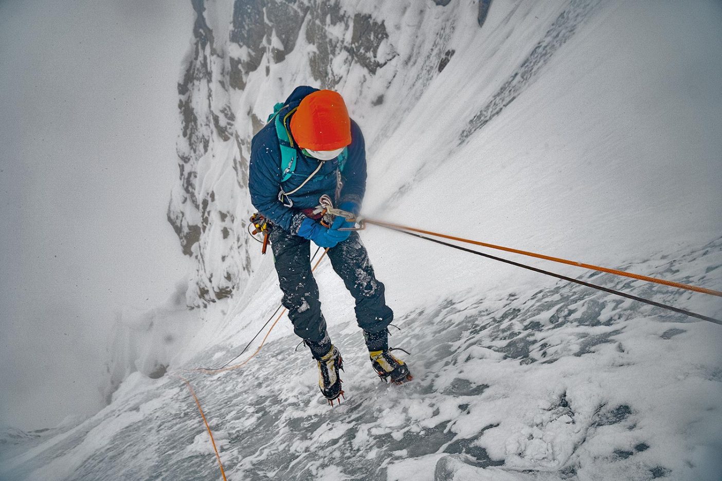 フィールドでマイクロ・パフの保温性をテストするコリン・ヘイリー。アラスカ山脈 Photo: Mikey Schaefer