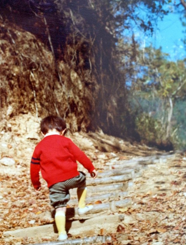 山登りををはじめたおそらく3歳ごろの写真。神戸で生まれ育ったので、もっぱら神戸の裏山、摩耶山や六甲山に登った。
