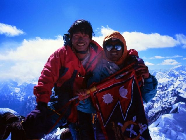 ラトナチュリ(7035m)山頂にて。大学2年生の秋、20歳。これが初めてのヒマラヤの経験で、これがいまに続いている。