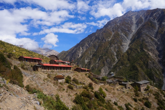 標高3,700メートルを超える山あいに佇むムグンバ寺院。写真:福田倫史