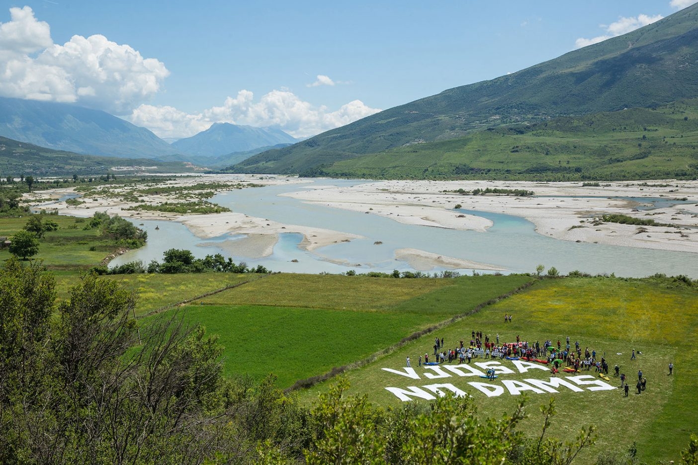 バルカン・リバー・ツアーのパドラーがヨーロッパ全土で最大の原生河川であるヴョサ川の河岸に集った。スロベニア出身の元オリンピックのボート競技選手ロック・ロズマンがパドラー集団を先導したのは、6か国にまたがる23の川、ほぼ390キロの距離におよぶ。バルカン地方の河川がさらされている危機に対する認識をより高め、この場所の手つかずの野生の特徴をヨーロッパおよび世界中の人びとに紹介するためだ。Photo: Andrew Burr