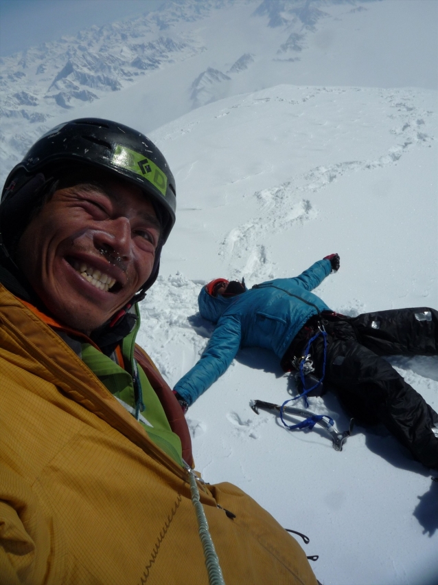 2010年5月4日、ローガン東峰山頂にて。写真:横山勝丘