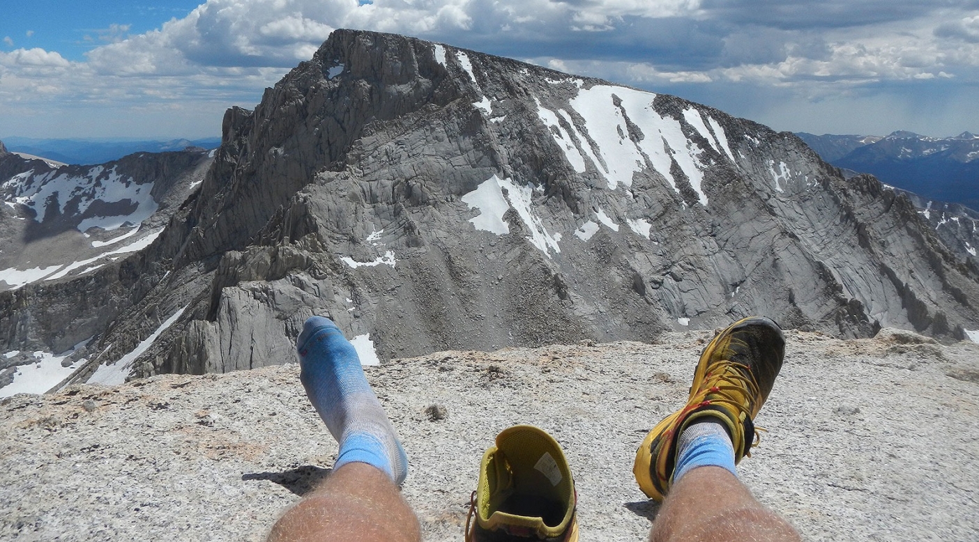 ラッセル山頂でホイットニー山を眺めながらシューズに入った石を取り除く。
Photo: Erik Schulte