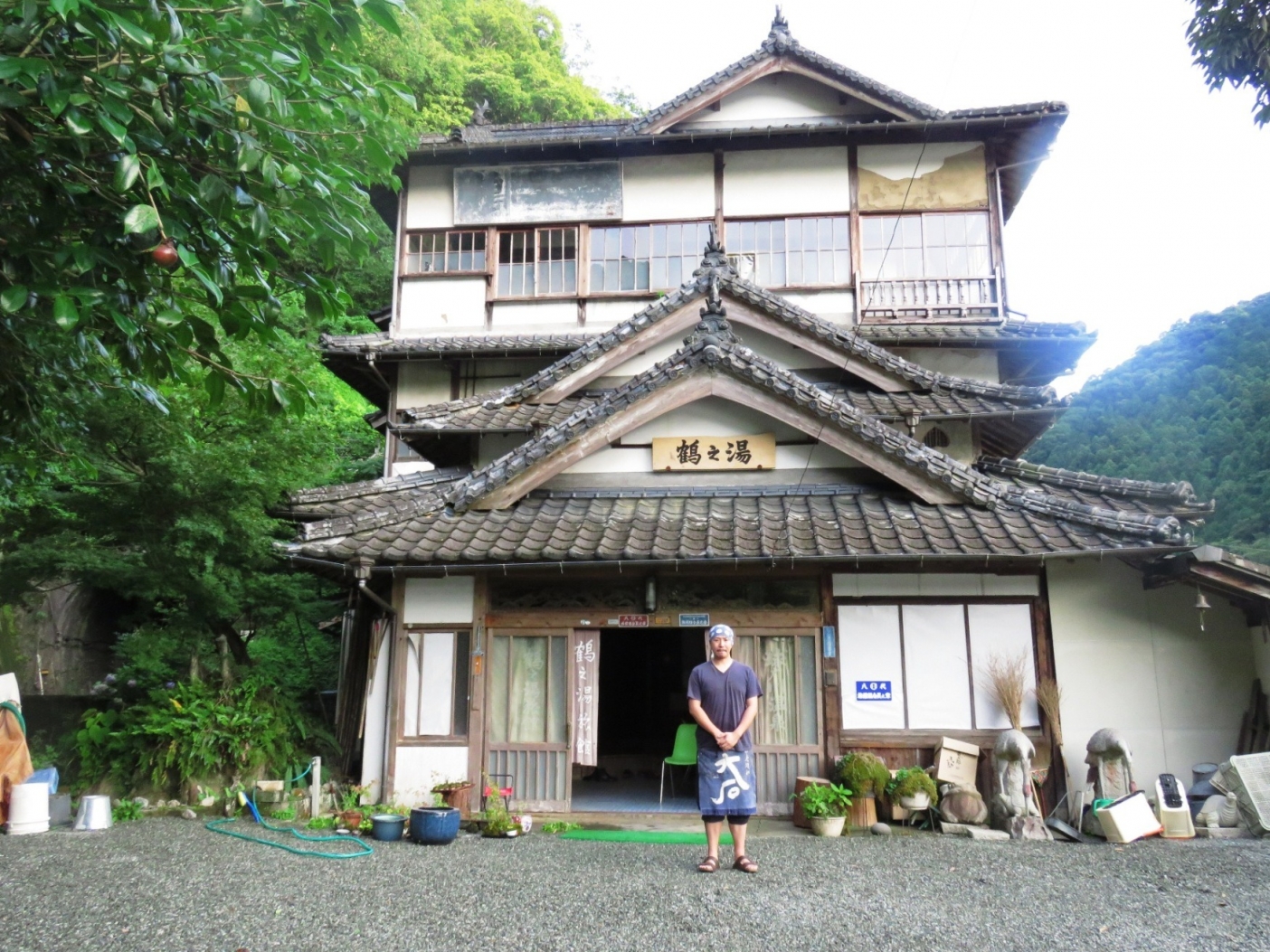 貴重な木造三階建ての旅館、鶴の湯。目の前の球磨川で取れる天然鮎は旅館の自慢の一品にもなっている