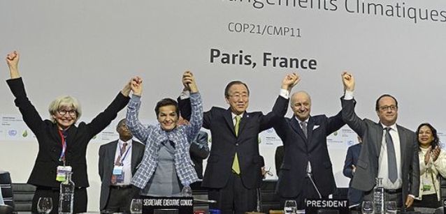 パリ協定を祝う、COP21の議長ローラン・ファビウス(右から2番目)とUNFCCC事務局長クリスティアナ・フィゲレス(左から2番目)。Photo: UNclimatechange, Creative Commons via Flickr