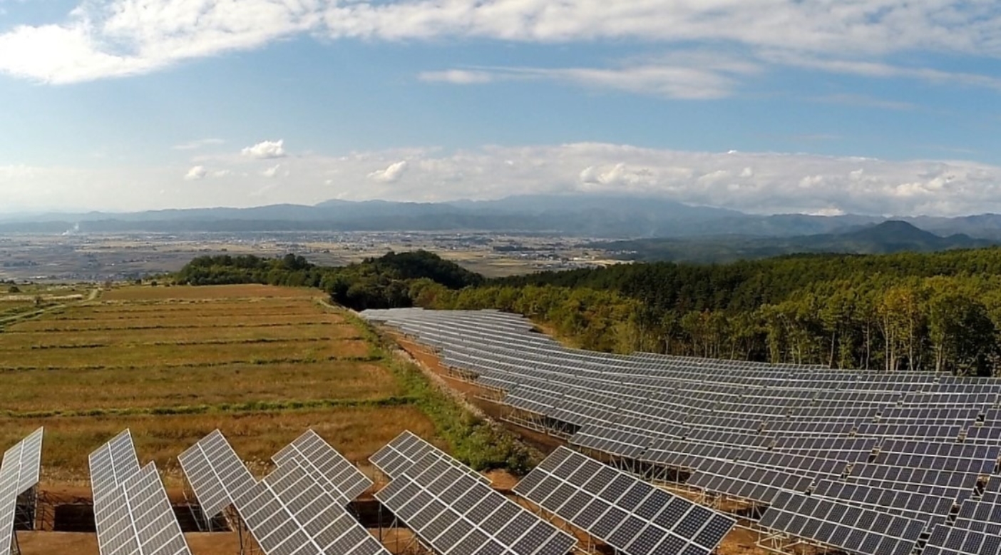 会津電力・雄国太陽光発電所で発電した電気は、「再生可能エネルギー電気特定卸供給」という形で、㈱生活クラブエナジーを通じて、生活クラブ生協の組合員の方へ提供。会津地域初のこのメガソーラー発電所のための土地は、岩月地域の地権者会の皆様からお借りしている。写真 : 会津電力株式会社
