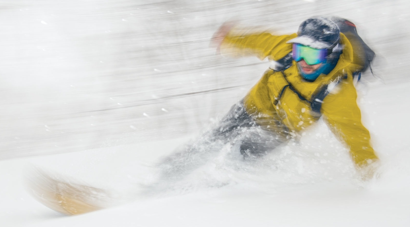 雪のスウェルでサーフィンをするアレックス・ヨーダー。北海道
Photo: GARRETT GROVE