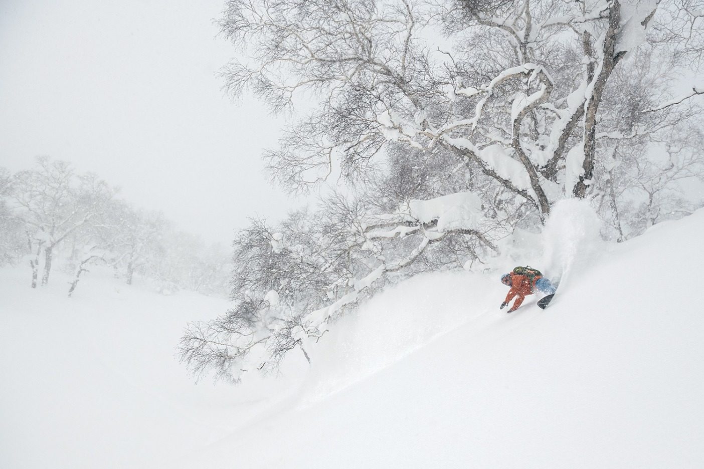 羊蹄山の山麓で自然のクォーターパイプを利用する玉井。北海道 Photo: Garrett Grove