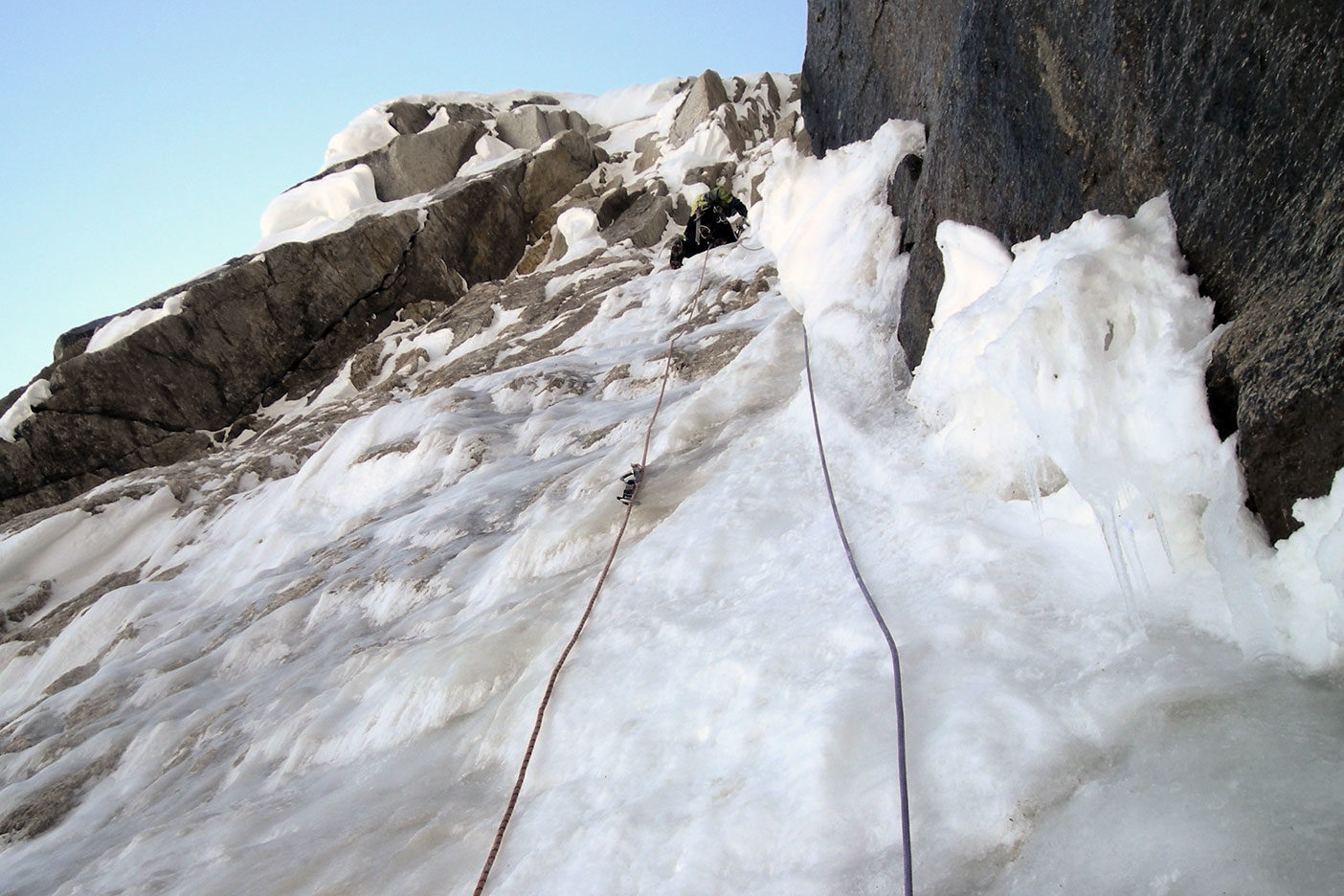 アラスカルース氷河でのクライミング
photo: kei taniguchi