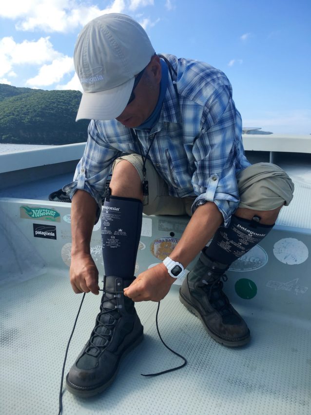釣り場に向う船上でブーツに足を入れる瞬間は、期待感と高揚感で自然と顔がにやけてくる。
写真:中島徹也