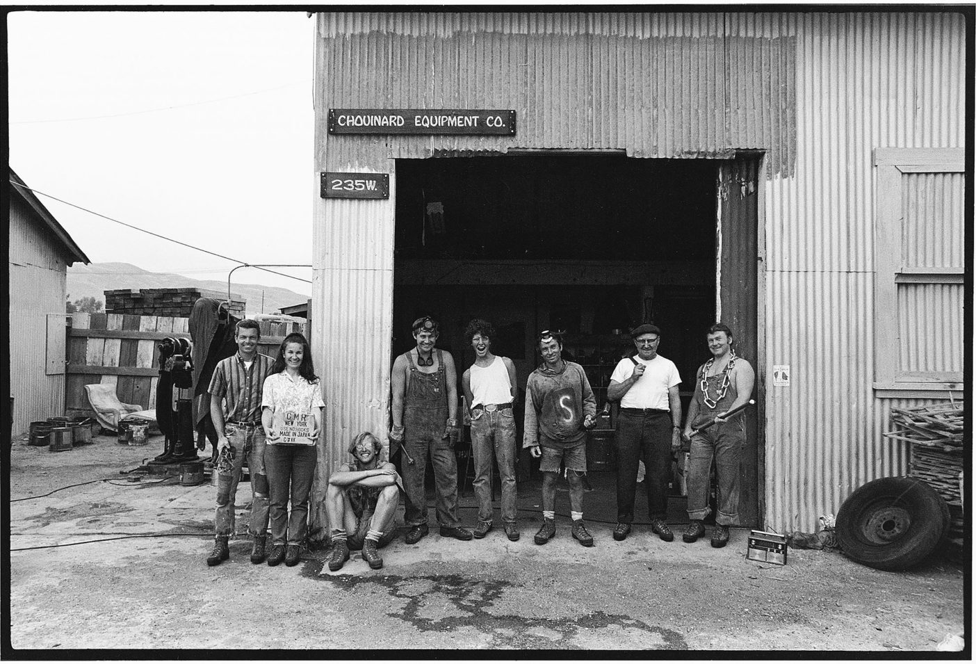1966年当時のシュイナード・イクイップメント社の社員たち。カリフォルニア州ベンチュラ Photo: Tom Frost
