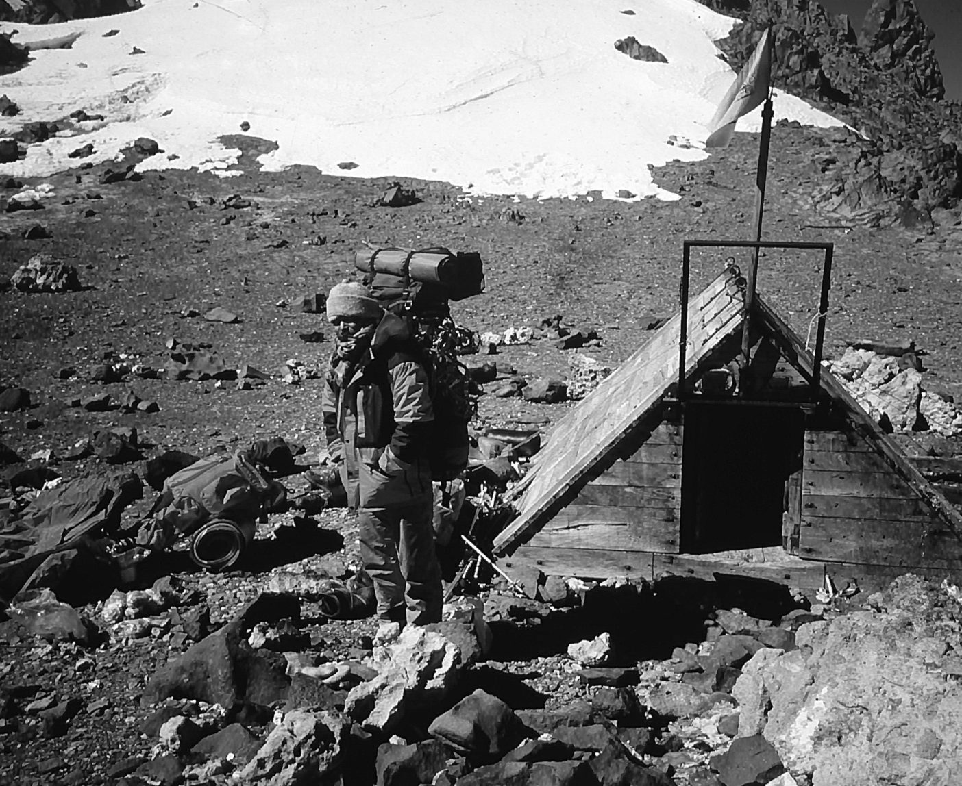 南アメリカ、アコンカグア峰(6,962メートル)。三浦雄一郎登山隊サポートリーダーとして荷揚げする新谷暁生。