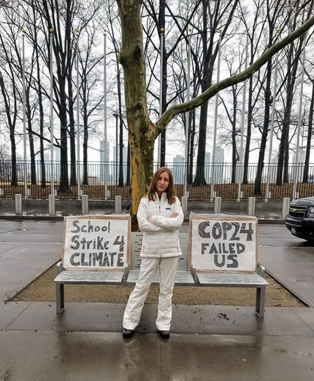 クライメート・ストライキ第9週目のアレクサンドリア。「ニューヨーク市での@UN #ClimateStrikeの第9週目。今日は一般教書演説で議会の刺激的な女性と団結し、グリーン・ニューディールを支援して婦人参政権を象徴する白を着用しています。気候変動の活動は女性主導です!#ClimateSuffragette #FridaysForFuture @GretaThunberg @350」Photo: Kristin Hogue