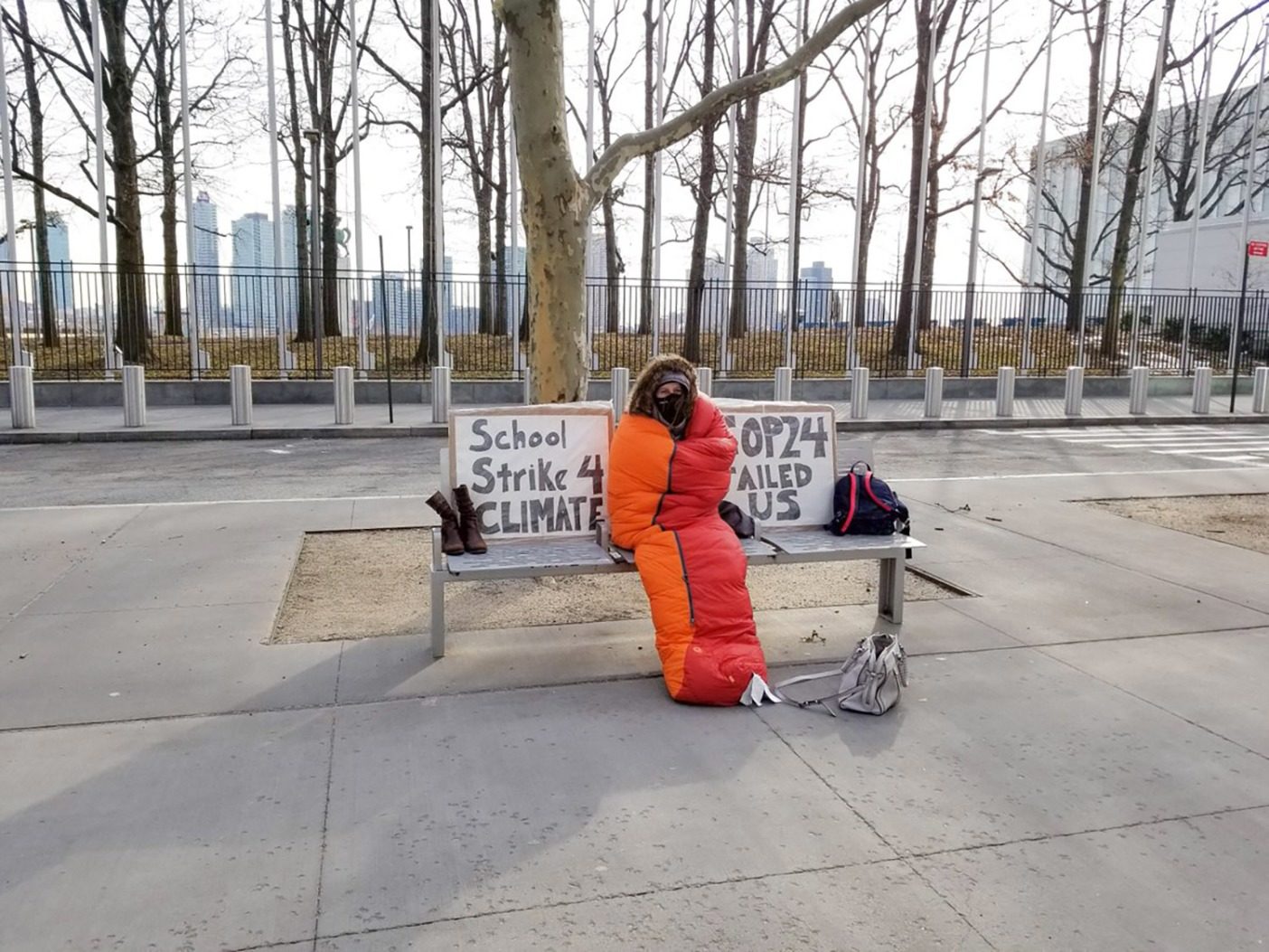 クライメート・ストライキ第8週目のアレクサンドリア。「ニューヨーク市の極渦の中での@UN #ClimateStrikeの第8週目。このために1週間ずっと準備をしながら、異常気象に対応するために違った生き方をしなければならなくなることを実感。いま人びとは死んでいます。すぐに行動を起こさねばなりません。#ActOnClimate! @GretaThunberg @350 #FridaysForFuture」Photo: Kristin Hogue