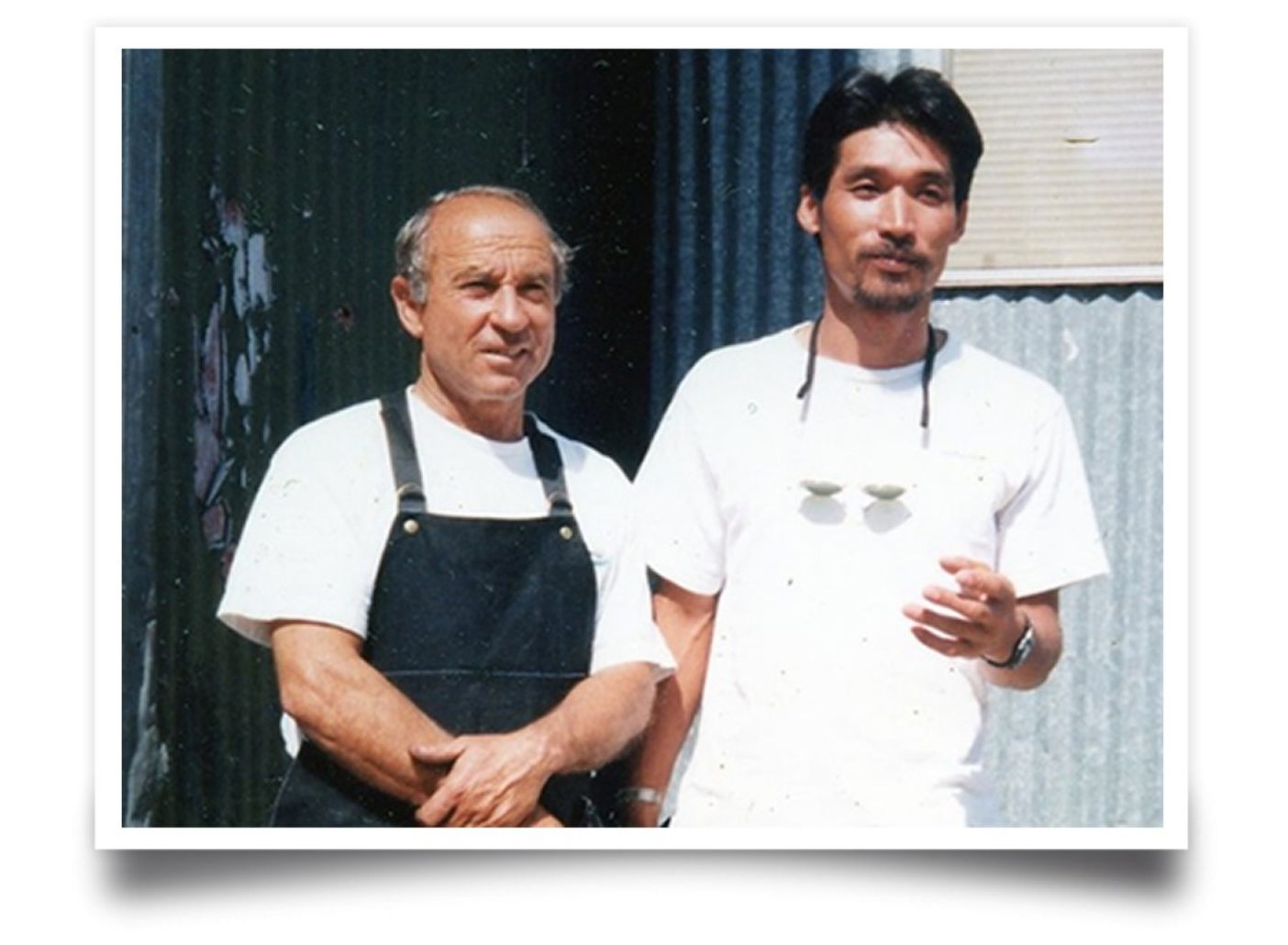 創業者イヴォン・シュイナード(左)と坂口信司さん(右)。カリフォルニア州ベンチュラのパタゴニアのオフィス前で。写真に印刷された日付は1994年6月となっている。
