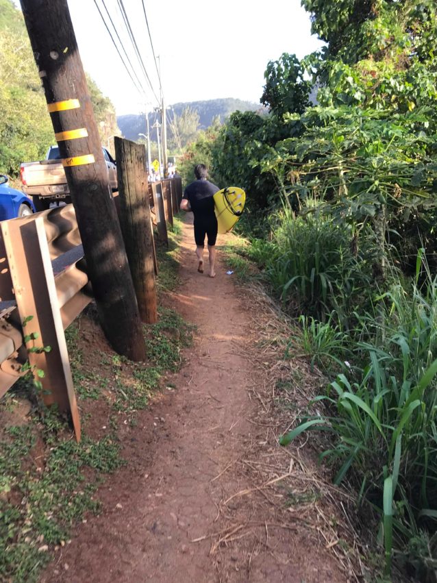 僕たちが「男の花道」と呼ぶビーチ沿いの歩道を、高まる気持ちを抑えながらセッションへと向かう。 Photo: Kazumi Okita