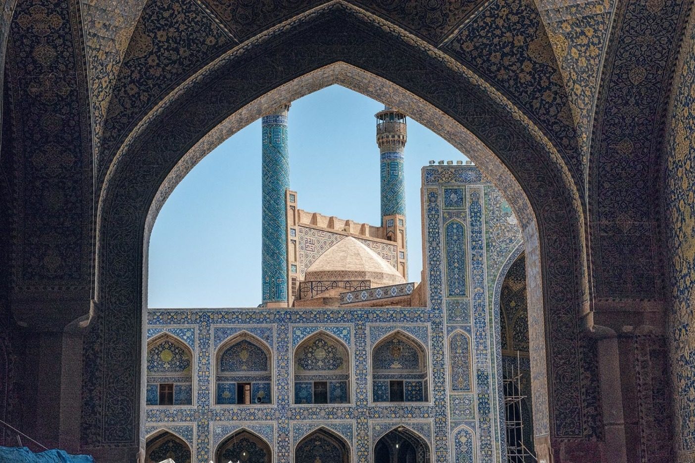 イランに到着して2日目、まだ時差ボケで、イスファハーンの街の喧騒と威圧的な暑さに惑わされていた私たちは、モスクに足を踏み入れると、暗闇と神秘的な空間に包まれた。頭上の巨大なドームを見上げ、暗さに目が慣れてくると、壮大なカーブを描いた表面に複雑なモザイク模様が踊るように広がっていた。私たちのガイドのモハメッドは2,500年以上もつづくペルシャ文化を自身が受け継いでいるという事実に誇りをもちながら、ペルシャ芸術と建築が反映する傑作の歴史について語ってくれた。この建築物はそれが開花した400年前、ペルシャ帝国が拡大するサファヴィー朝の時代に建てられたそうだ。そこで私は、精妙なタイルで覆われたファサードと入口のイーワーンに立つ尖塔を完璧な額に収めた、このアーチ状の門を見つけた。内側と外側、影と光、アーチとパターンとラインが調和して繰り返される空間。 Photo: Beth Wald