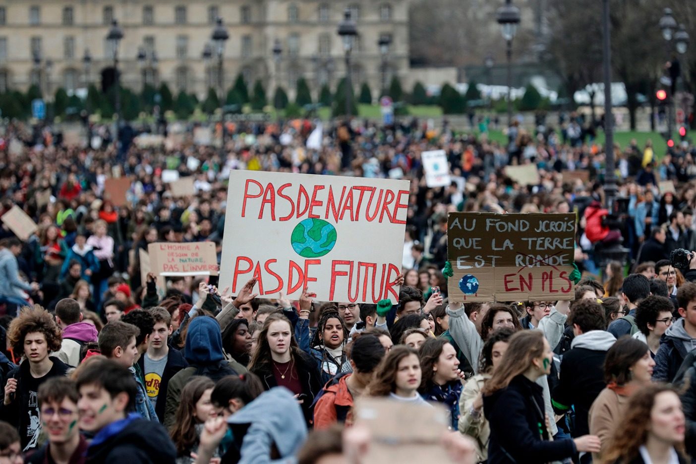 2019年3月15日、世界中のストライキで何千人もの人びとが街頭に出た。フランスの主催者はストライキに参加した人は全国で35万人、パリだけでも4万5千人と数えた。この写真の若者はパリでのストライキで「自然がなければ未来もない」と書かれたプラカードを掲げている。Photo: Thomas SAMSON/AFP/ Getty Images