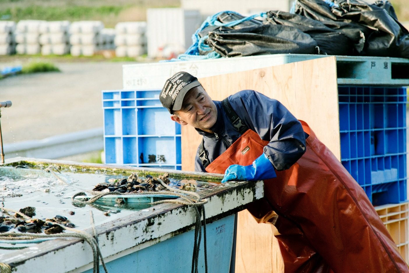 戸倉地区の持続可能型漁業の立役者の後藤さん。この地区のカキ部会会長を務める熟練の漁師だ。写真:五十嵐 一晴