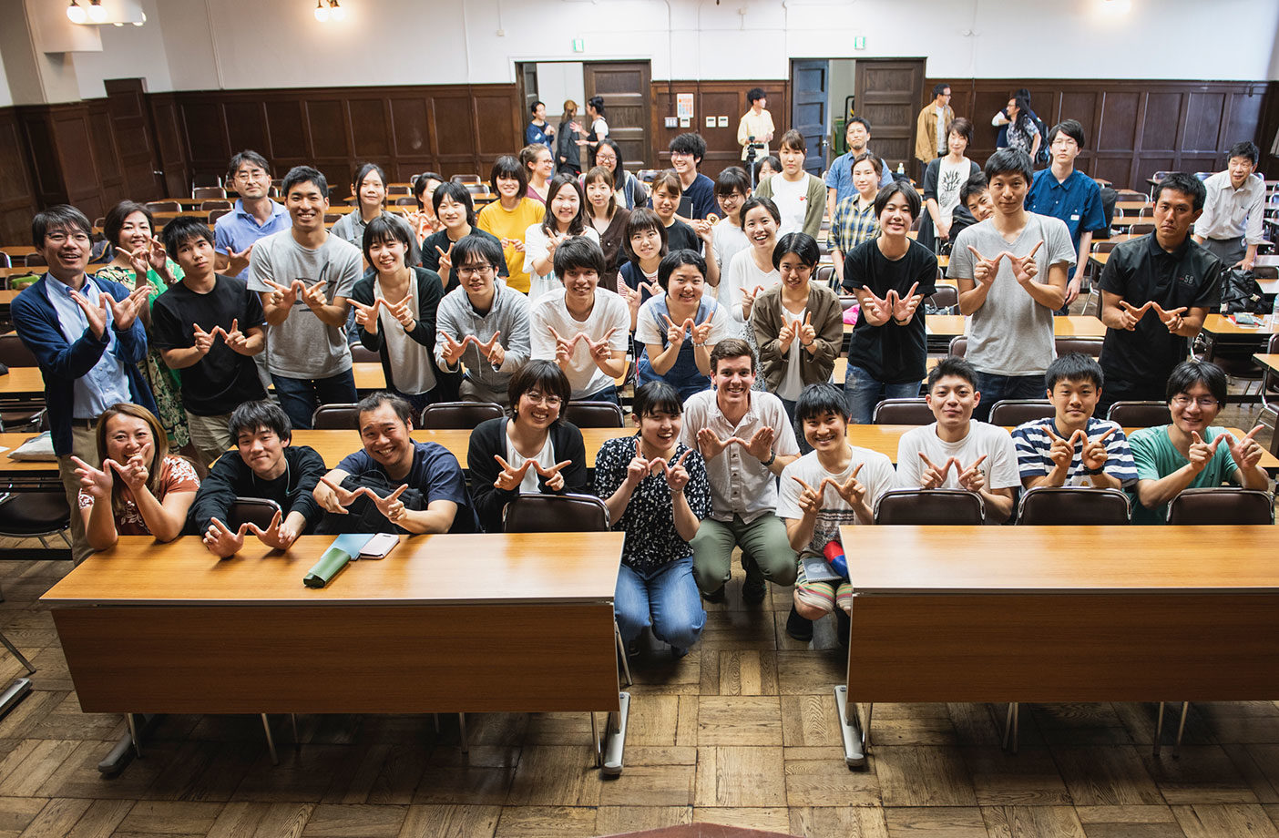 「パタゴニアのプログラムの中でWorn Wear Tourが一番好き」と、学生たちと交流を楽しむクレマー氏 Photo: Jason Halayko