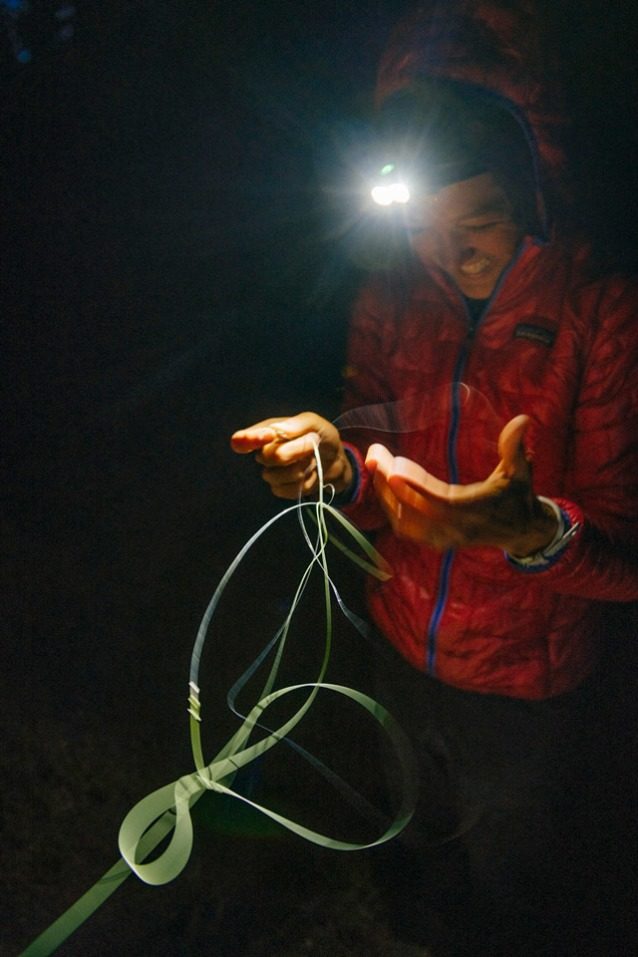 私には魚の頭を強打する度胸がなかった。だから食べようと思った最初の3匹は、どれも湖に逃げ帰られてしまった。魚が長い道のりを跳ねて水に帰ることができるなんて、とても感心した。Photo: Ken Etzel