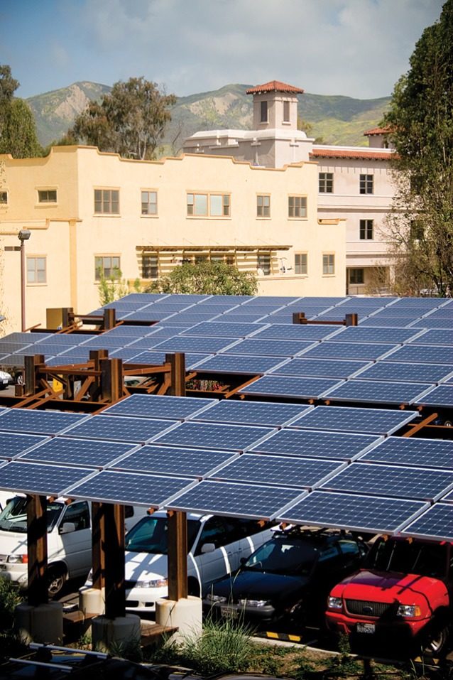 ありがたい日陰と、ラップトップ用の電源。ベンチュラ本社の太陽光発電パネルはアメリカのパタゴニアで必要な電気100%を再生可能資源で賄うことができている手段のひとつ。Photo: Tim Davis