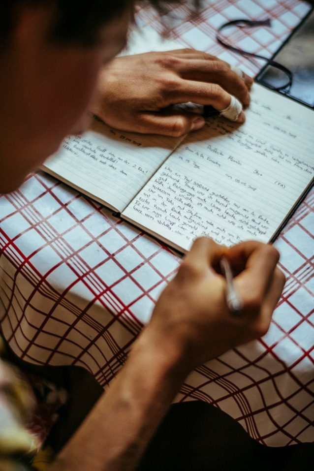 アレックスは8a以上のルートはすべて記録し、そのグレードのリストは何千にものぼる。これは「ペルフェクト・ムンド」の完登直後に、それを書き留める様子。Photo: Ken Etzel