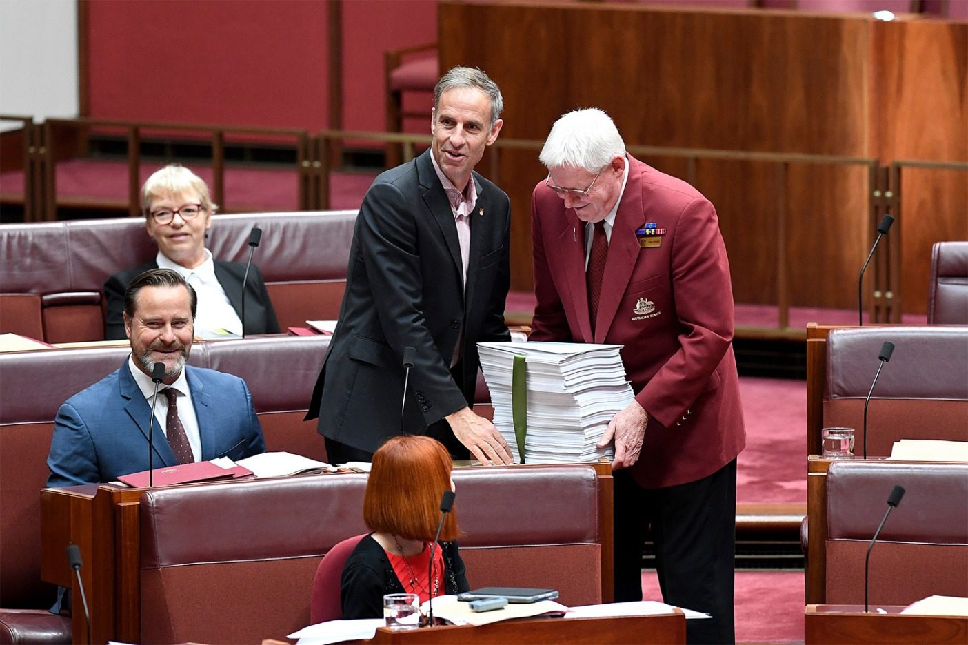 オーストラリア議会に嘆願書を提出する緑の党の連邦議員ニック・マックキム(写真)とピーター・ウィッシュ・ウィルソン。この時点で27万人以上が署名していた。Photo: Penny Bradfield