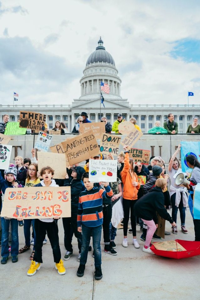 グローバル気候ストライキの9月20日にワシントンD.C.の米国議事堂の階段に結集する若い活動家たち。推定8,000〜15,000人がこの日デモ抗議に参加した。Photo: Jeremiah Watt