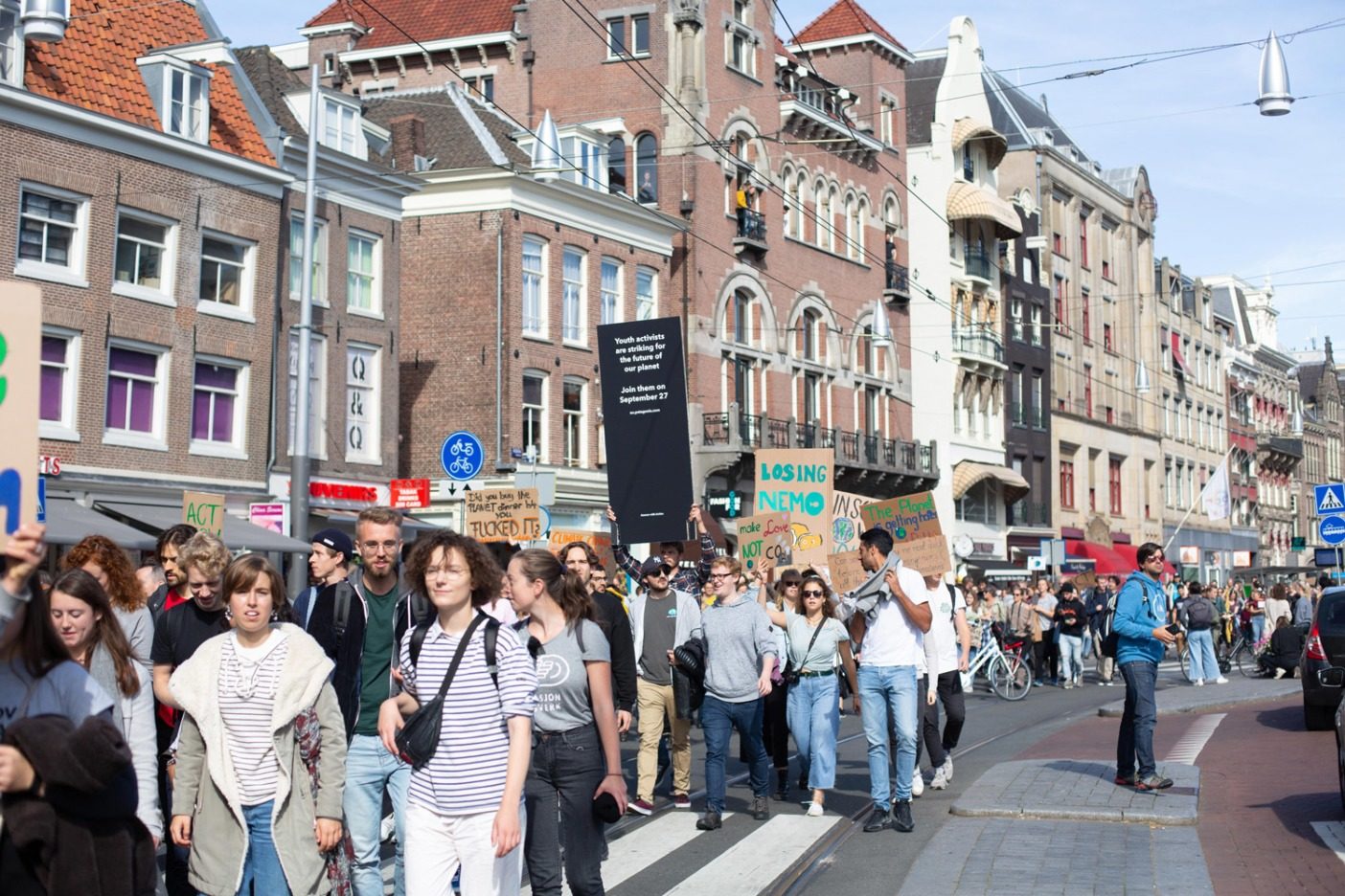 4万人以上が参加したオランダの気候ストライキでの群衆。気候ストライキの日の皮切りは、推定17万人(人口の3.5%)が街頭に出たニュージーランド。Photo: Courtesy of Patagonia