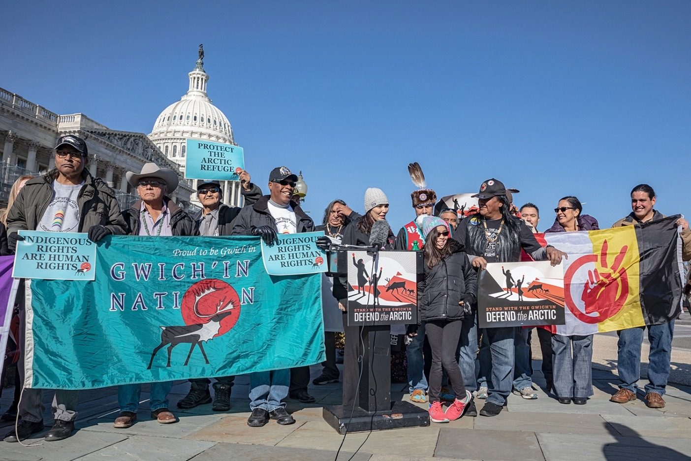 アメリカ合衆国議会議事堂前で記者会見を行う〈Gwich’inSteering Committee〉のメンバーたち。グウィッチンの人びとは、保護区を守る闘いが、地元を守るためだけでなく、世界中の聖なる土地を守ることに関わると理解している。ワシントンDC Photo: Keri Oberly