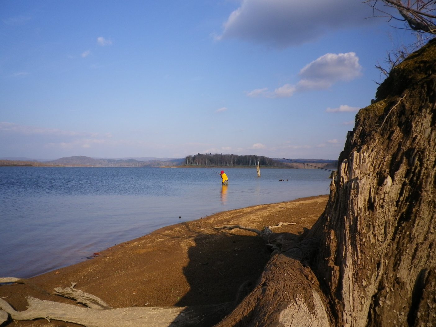10日間にわたる北海道フライフィッシング・ロードトリップの末に行き着いた晩秋の湖で大型イトウを狙う著者。写真:村上春二