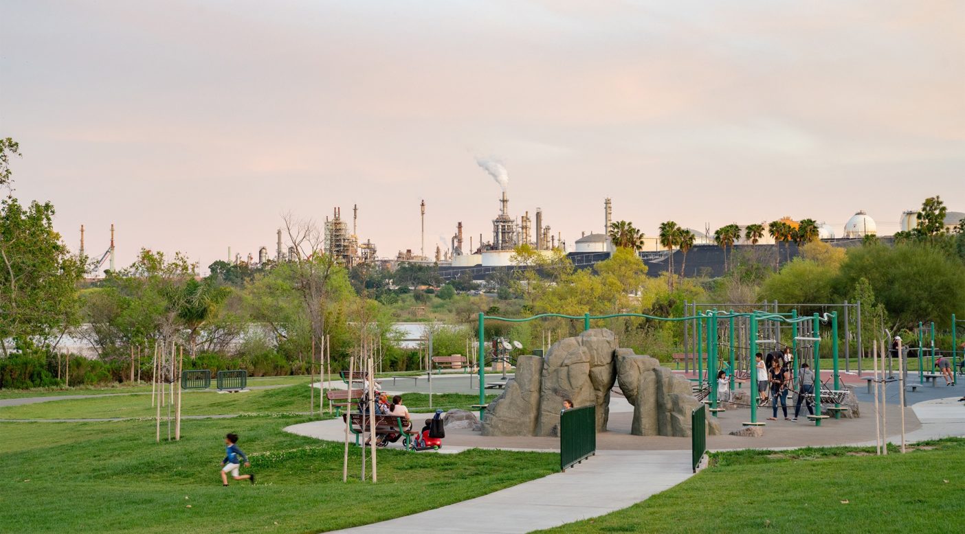 カリフォルニア州ロサンゼルス、ウィルミントン地区の公園の背後にある石油精製所。NAACP(全米黒人地位向上協会/全国有色人種向上協会)の調査によると、全米の91郡の670万人以上のアフリカ系アメリカ人と低所得者が居住する地域の近くでは、石油精製所が建設中であるか、すでに存在している。Photo:Michael Estrada