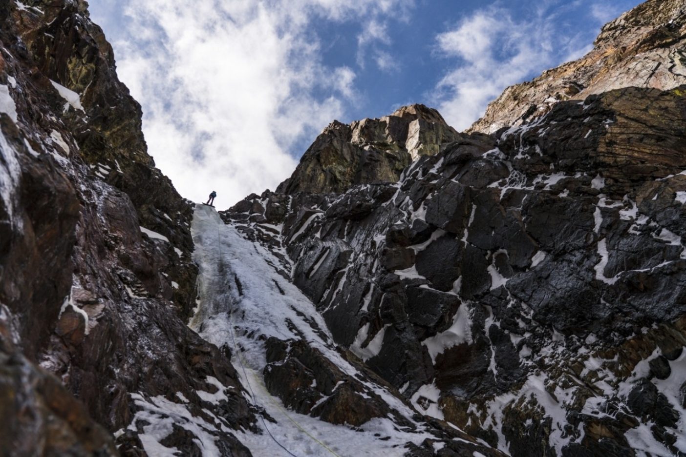 「虫の知らせも遠ざける、ある日のある氷瀑にて」とでも言ったところか。モリソン山・北東壁のクーロワールで、60メートルの最終ピッチのニック・ラッセル。写真:クリスチャン・ポンデラ