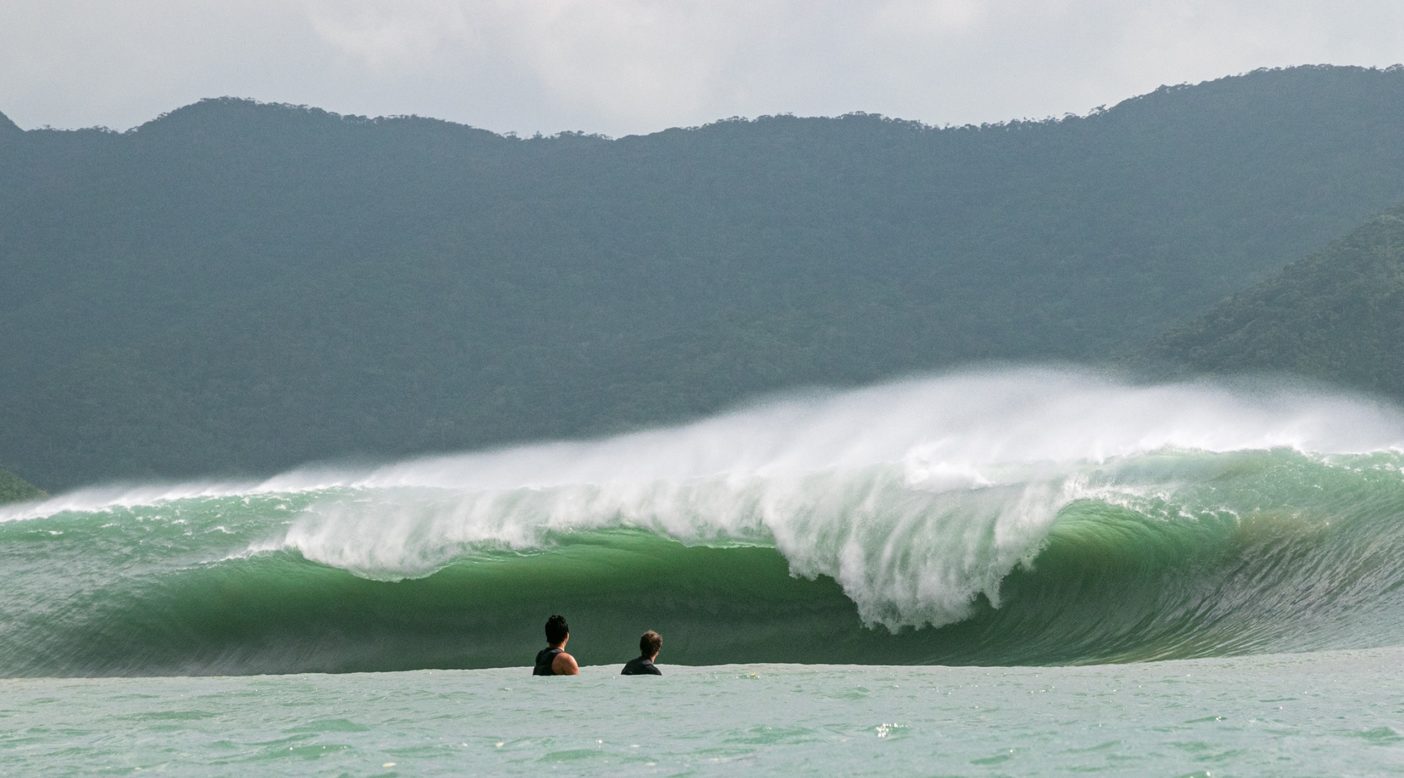 腹を空かせた怪物の食道を、安全な距離をとってのぞき込む碇山勇生とコール。 Photo:Hisayuki Tsuchiya