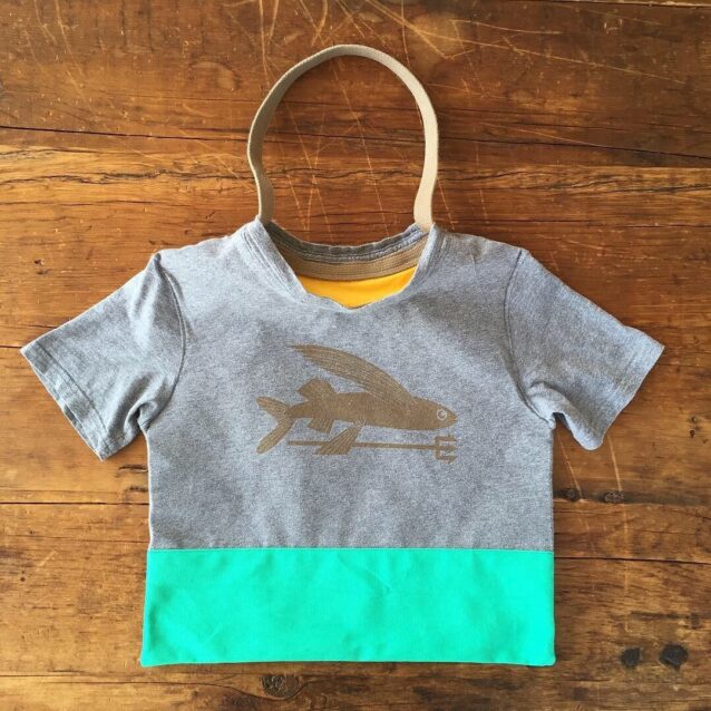 ベビーTシャツの形はそのまま、裏に接着芯を貼って補強して作ったトートバッグ。写真:丸山 勝已