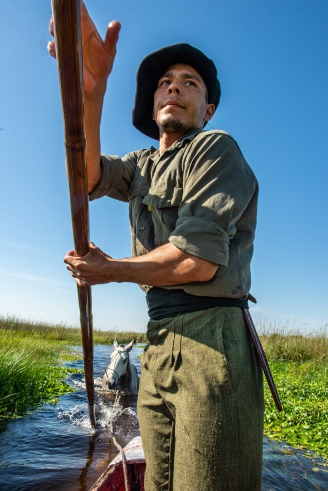 ゴンドラの船頭もつとめる湿地帯ガイド。