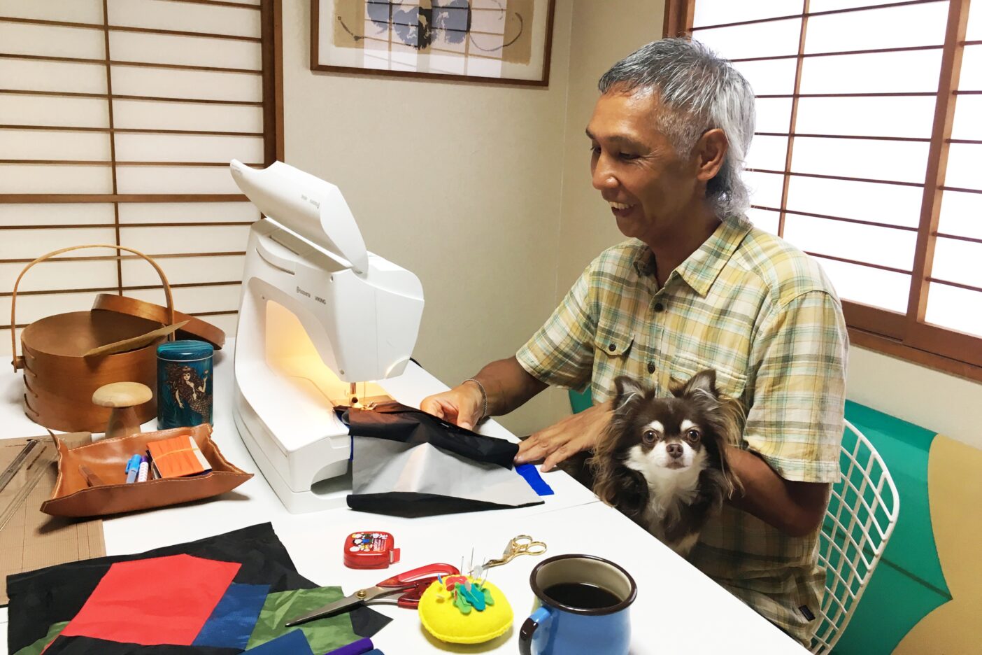 丸山さんの作業部屋は自宅の和室。丸山さんが制作をしていると愛犬のハンナちゃんは自然と膝の上にやってくる。写真:丸山 勝已