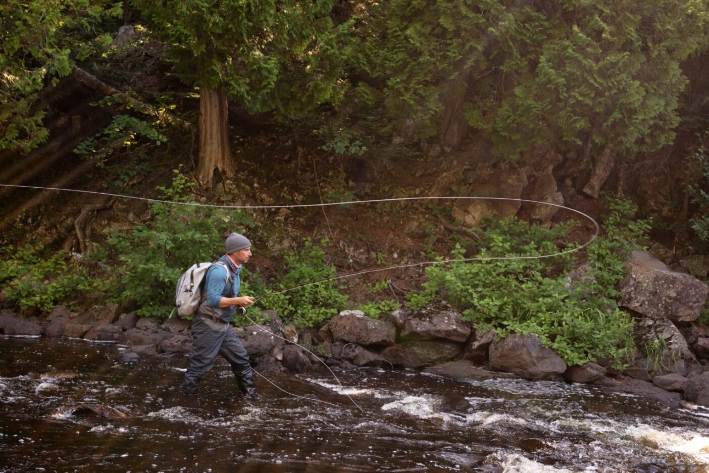 彼と同じものをください:野生のトラウト、美しい天気、人気のない川、そして大きなホッパー。Photo : TONY CZECH