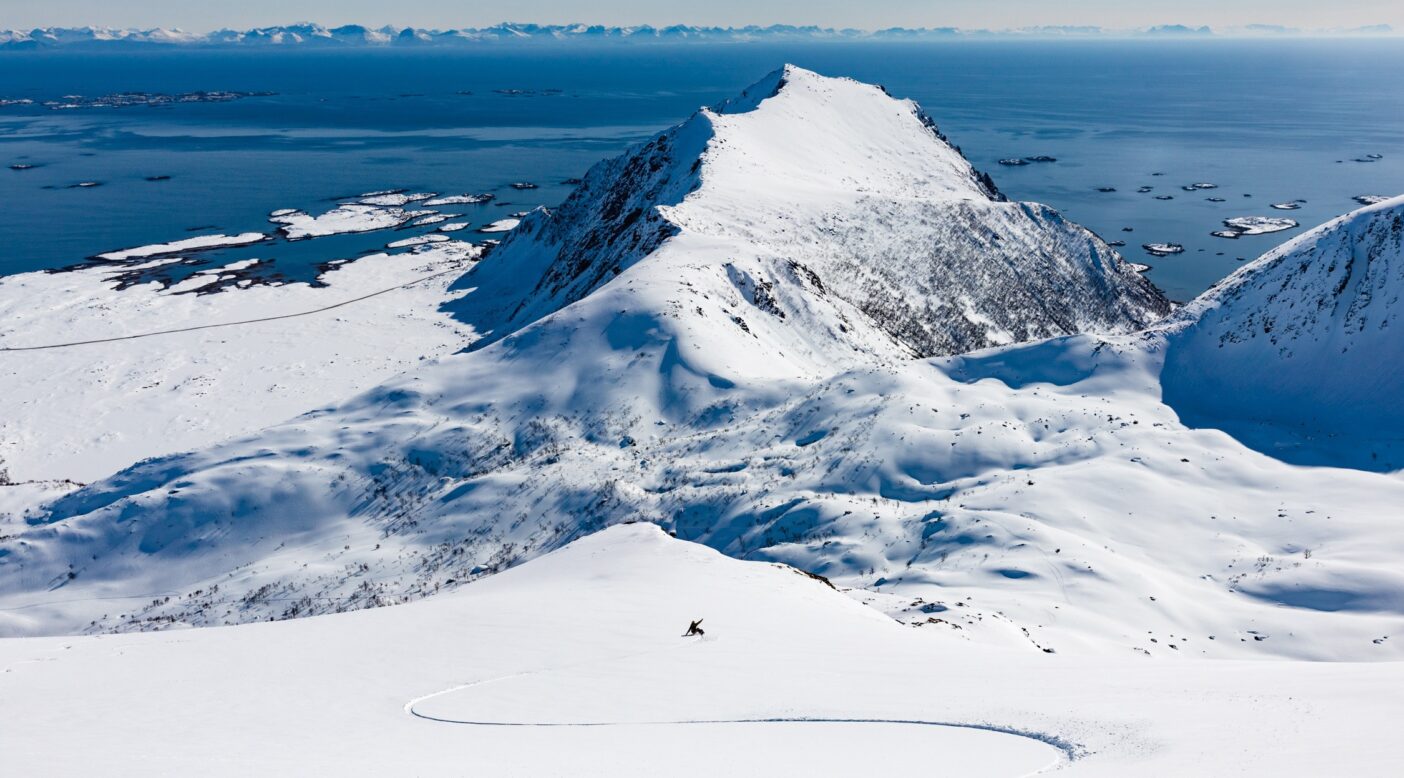 北ノルウェーで、オームは顔を上げ、大きくターンする。それは景色を見るためだ。Photo : ANDREW MILLER