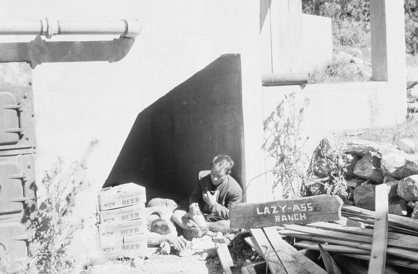 焼却炉を片付け、そこに住み、ティトン山脈でひと夏を過ごした。1958年、ワイオミング州ジャクソン Photo : Lorraine Bonney