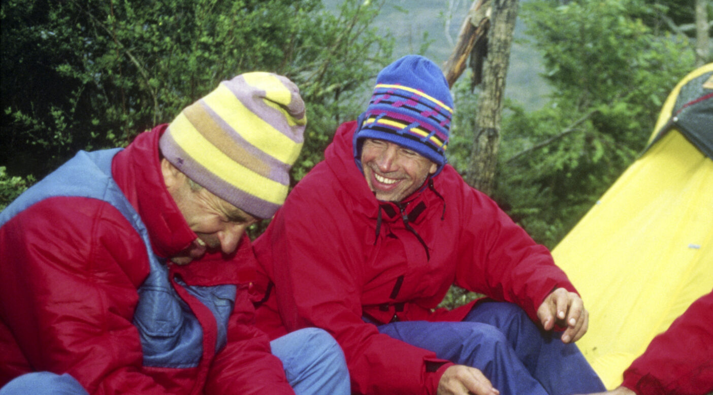 ダグ・トンプキンス(右)と、セロ・デ・ラ・パスに登る前のシーカヤックの旅にて。1989年、パタゴニア、チリ Photo : Rick Ridgeway